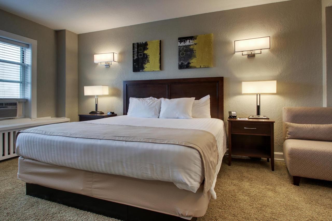 Deluxe Room at The Knickerbocker on the Lake