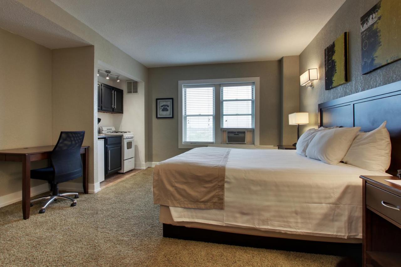 Deluxe Room at The Knickerbocker on the Lake