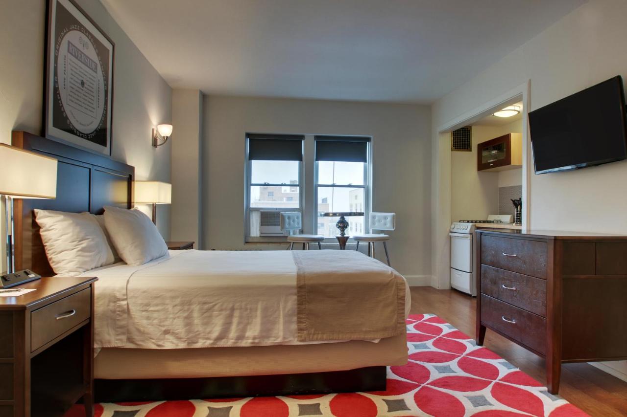 Deluxe Room at The Knickerbocker on the Lake