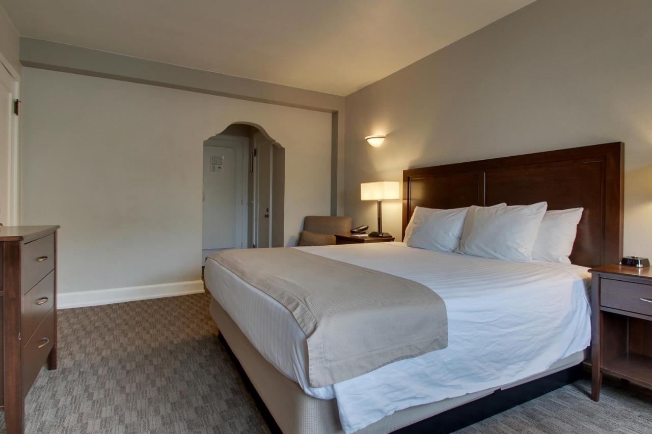 Deluxe Room at The Knickerbocker on the Lake
