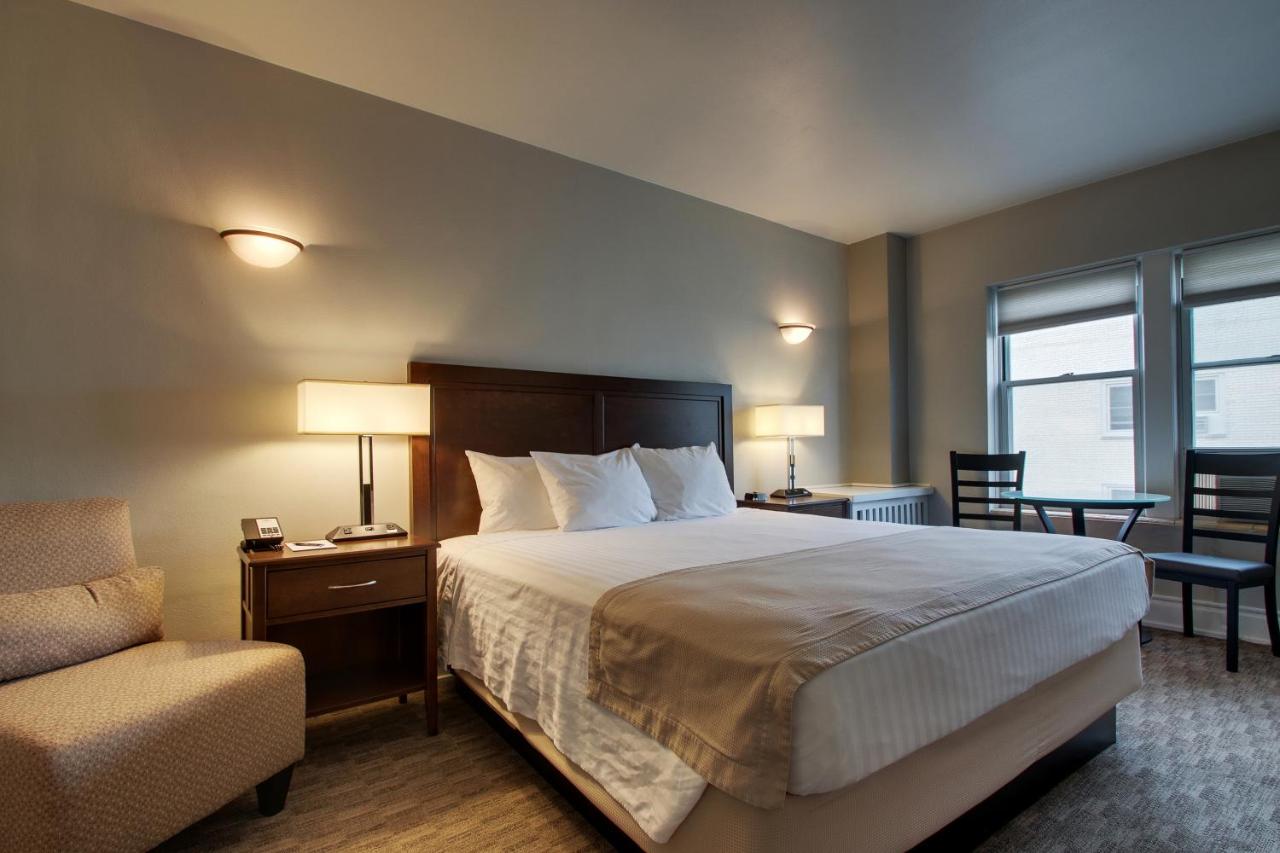 Deluxe Room at The Knickerbocker on the Lake