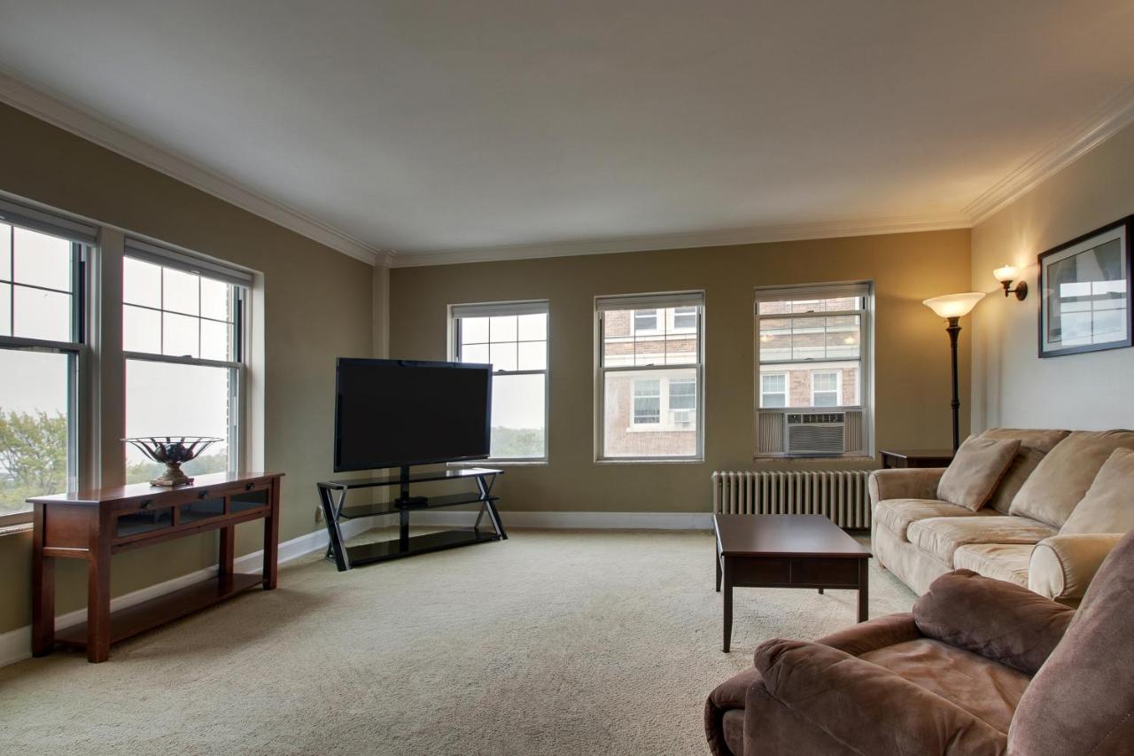 One-Bedroom Suite with Lake View at The Knickerbocker on the Lake