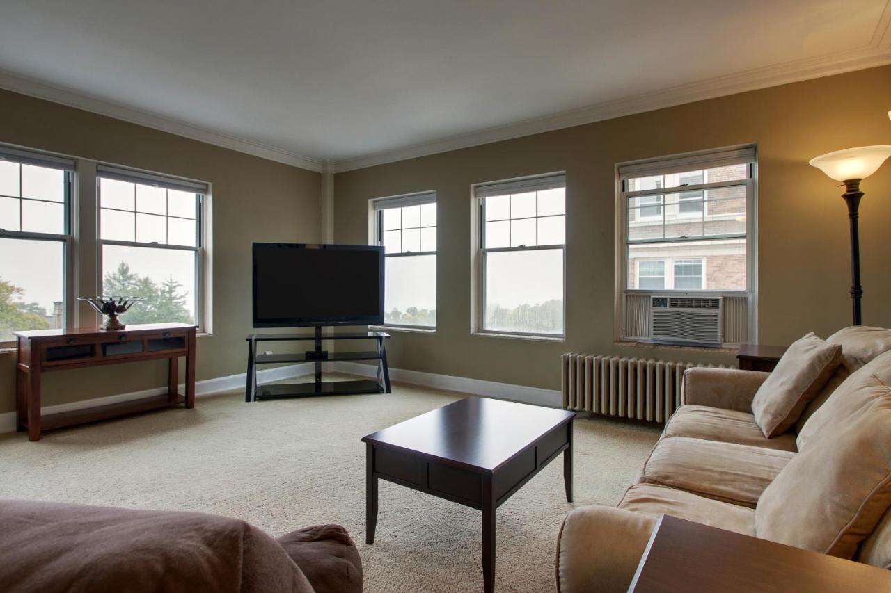 One-Bedroom Suite with Lake View at The Knickerbocker on the Lake