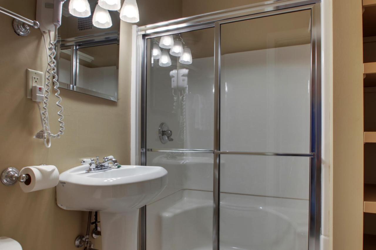 One-Bedroom Suite with Spa Bath at The Knickerbocker on the Lake