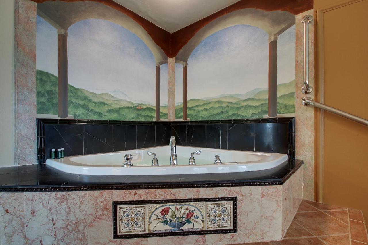 One-Bedroom Suite with Spa Bath at The Knickerbocker on the Lake