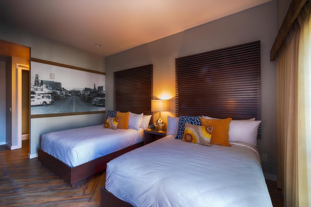 Deluxe Queen Room at The Tavern Hotel