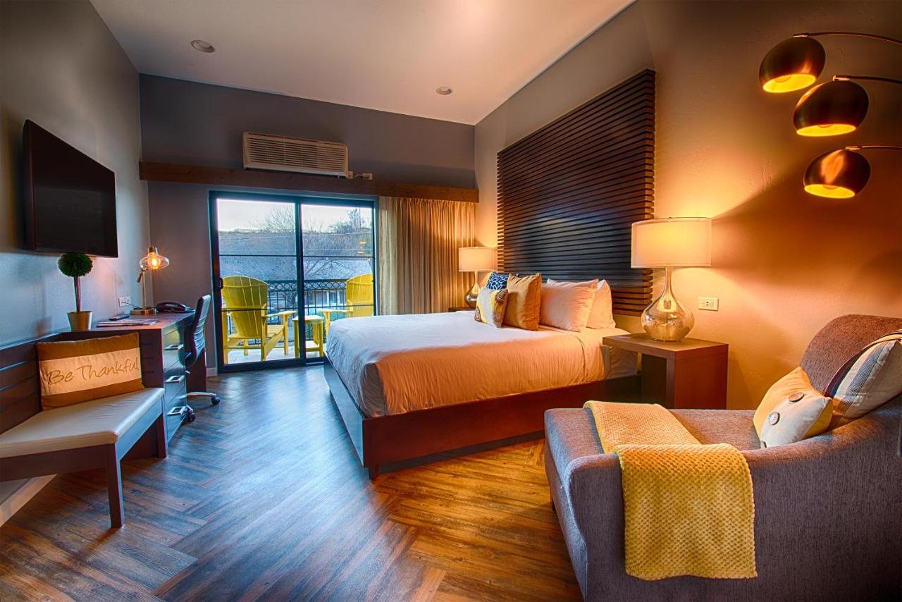 Deluxe King Room at The Tavern Hotel