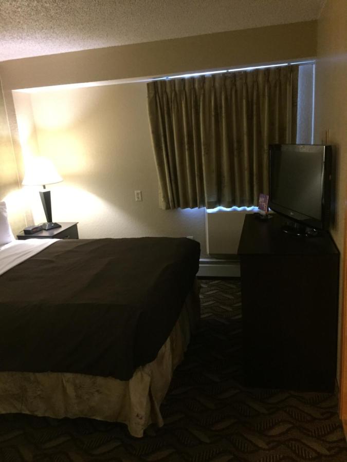 Queen Suite - Non-Smoking at Days Inn by Wyndham Bismarck