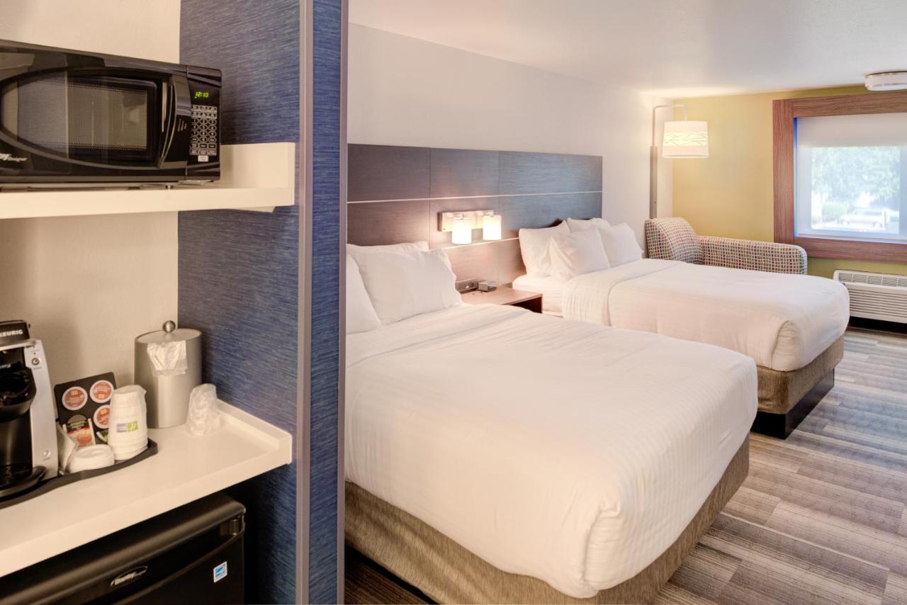 Queen Room with Two Queen Beds - Non-Smoking at Holiday Inn Express Newberg - Wine Country by IHG