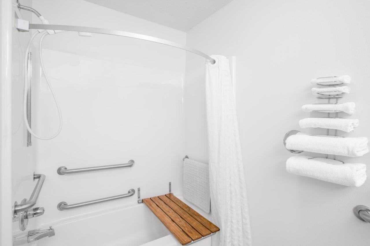 Queen Room - Mobility Access/Non-Smoking at Super 8 by Wyndham Bethany MO