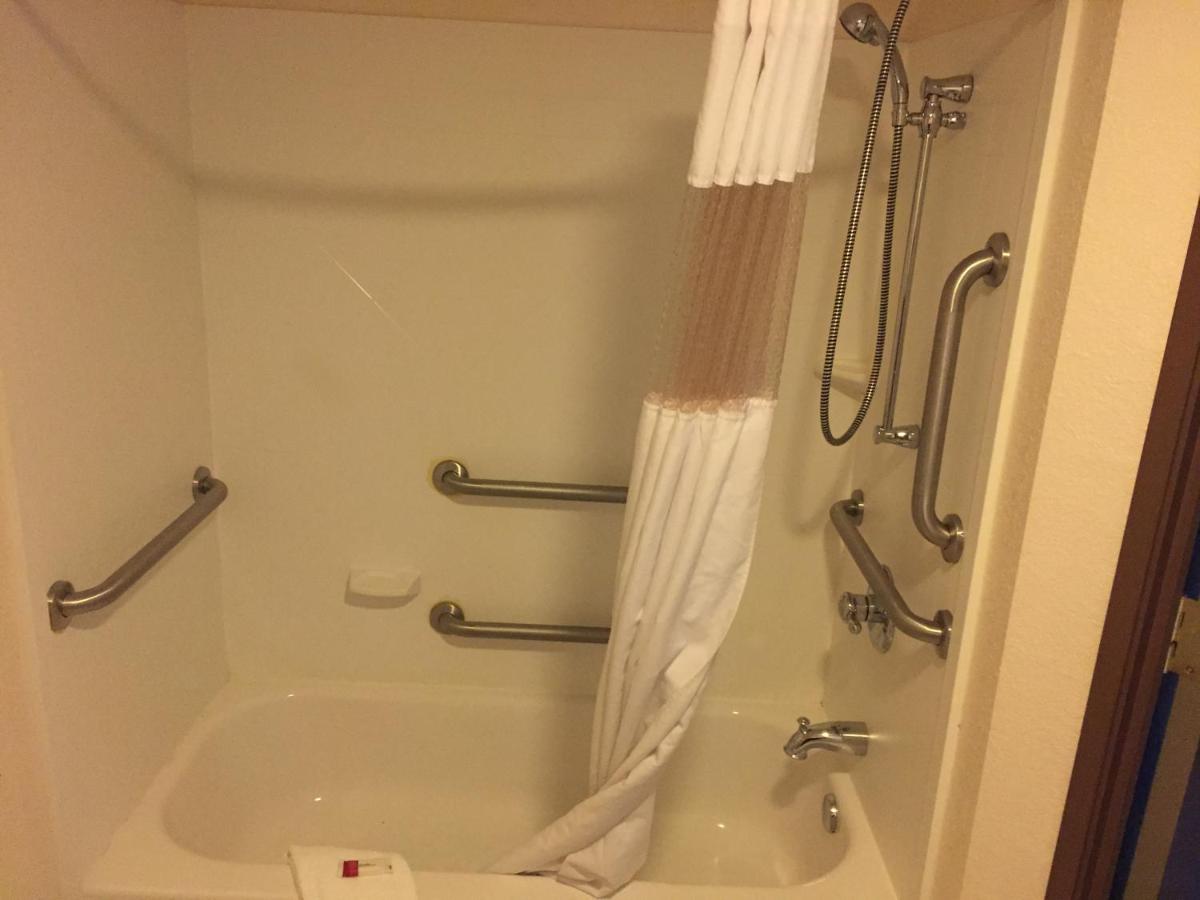 Queen Room with Bath Tub - Mobility Accessible/Non-Smoking at Days Inn by Wyndham Bismarck