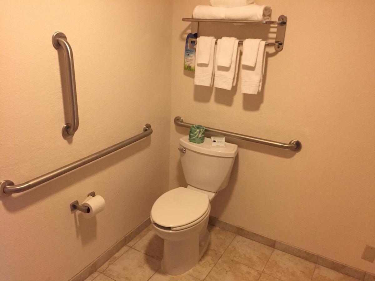 Queen Room with Bath Tub - Mobility Accessible/Non-Smoking at Days Inn by Wyndham Bismarck