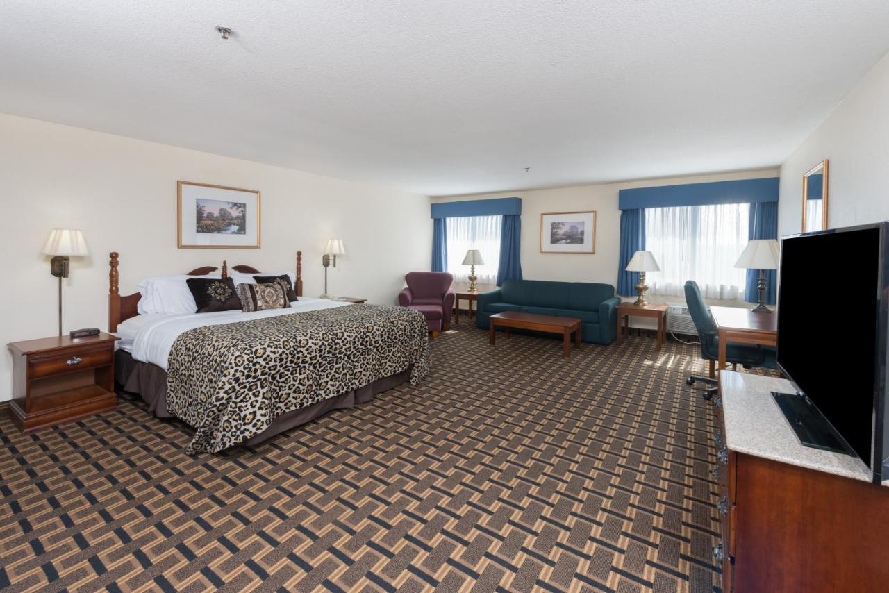 King Studio Suite - Non-Smoking at Baymont by Wyndham Osage Beach