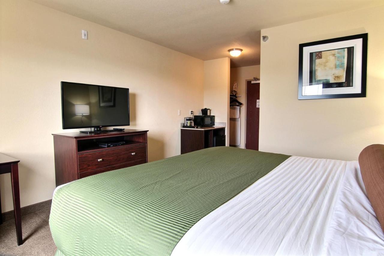 Deluxe King Room at AmeriVu Inn and Suites