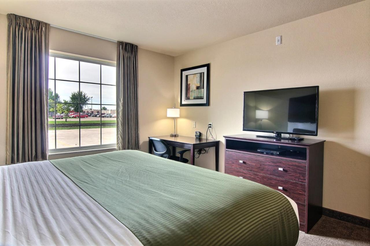 Deluxe King Room at AmeriVu Inn and Suites