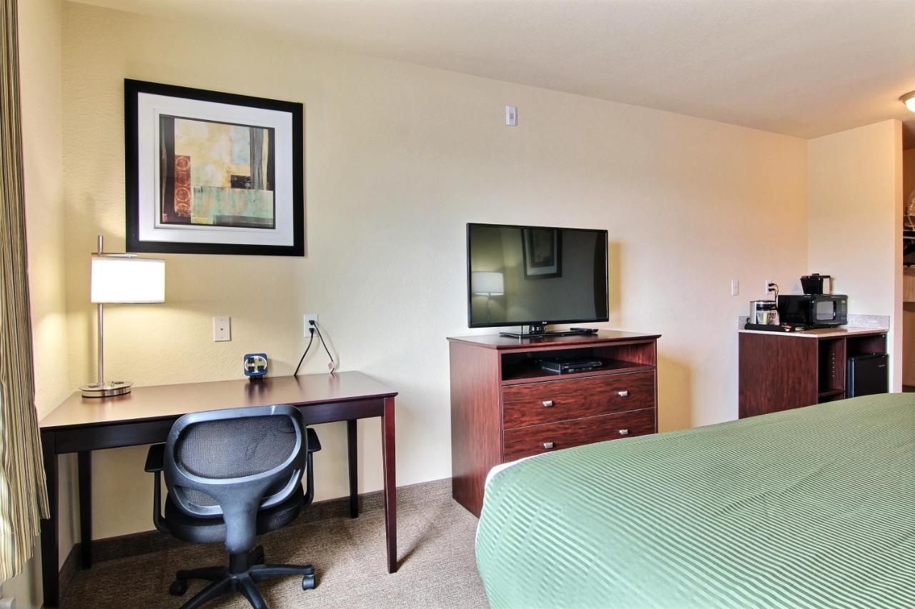 Deluxe King Room at AmeriVu Inn and Suites