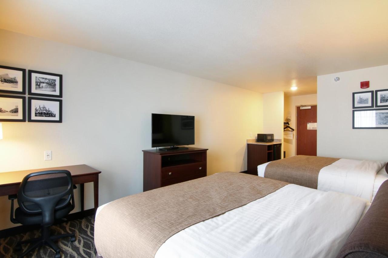 Deluxe Queen Room with Two Queen Beds at Cobblestone Inn & Suites at UW Stout Downtown Menomonie