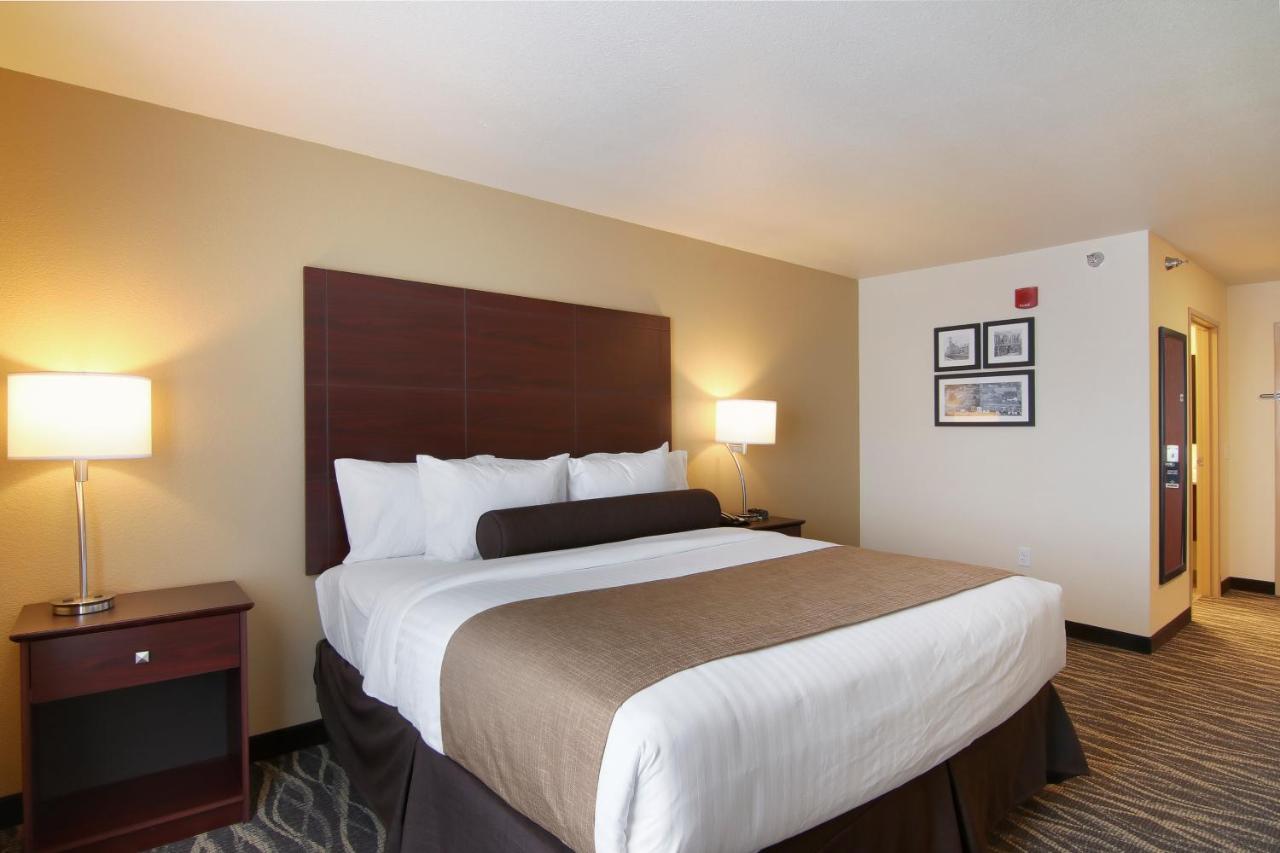 King Room at Cobblestone Inn & Suites at UW Stout Downtown Menomonie