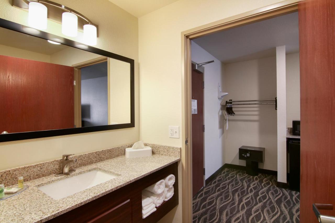 King Studio at Cobblestone Inn & Suites at UW Stout Downtown Menomonie