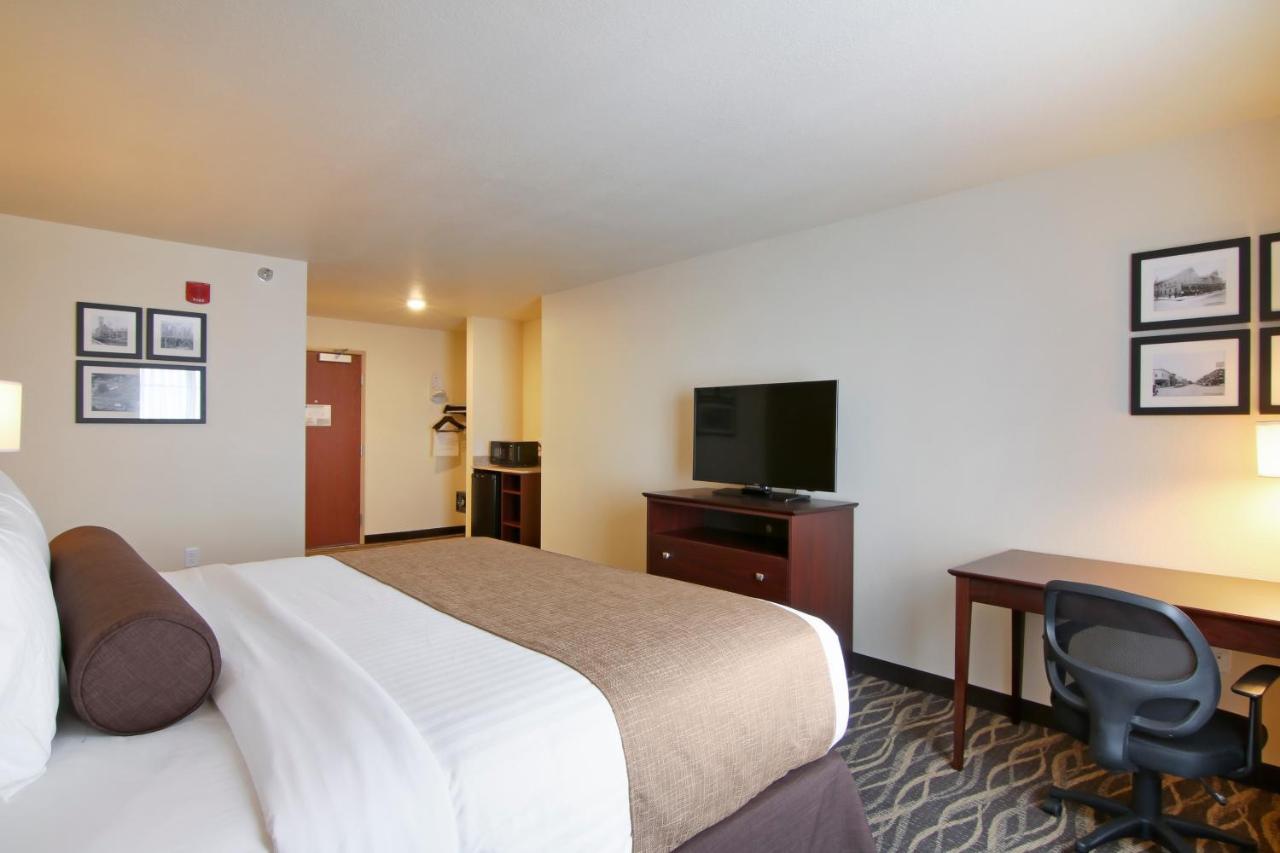 King Room at Cobblestone Inn & Suites at UW Stout Downtown Menomonie