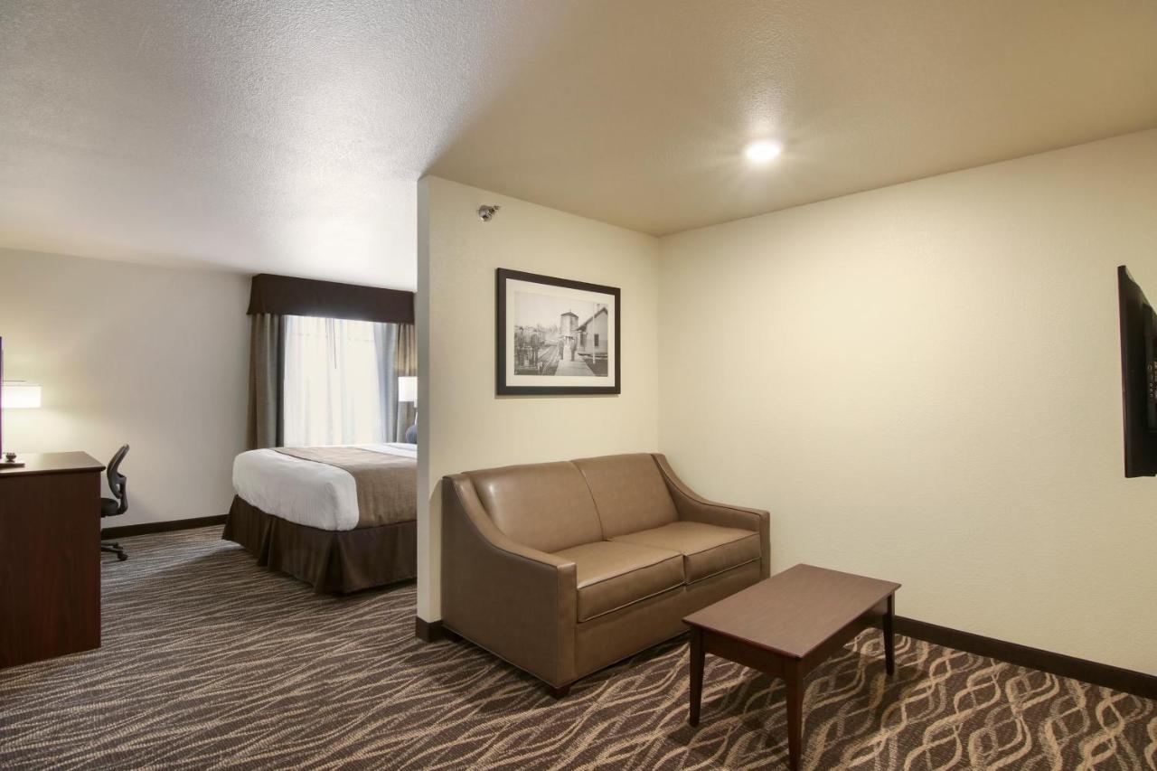 King Studio at Cobblestone Inn & Suites at UW Stout Downtown Menomonie