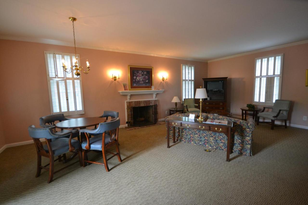 One-Bedroom Suite at Century Suites Hotel