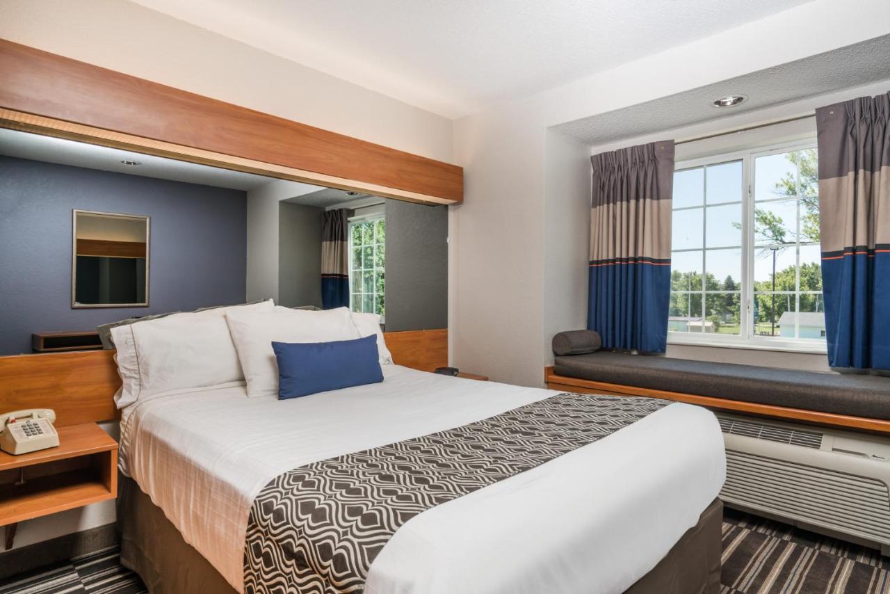 Queen Room - Disability Access/Non-Smoking at Microtel Inn & Suites by Wyndham Springfield