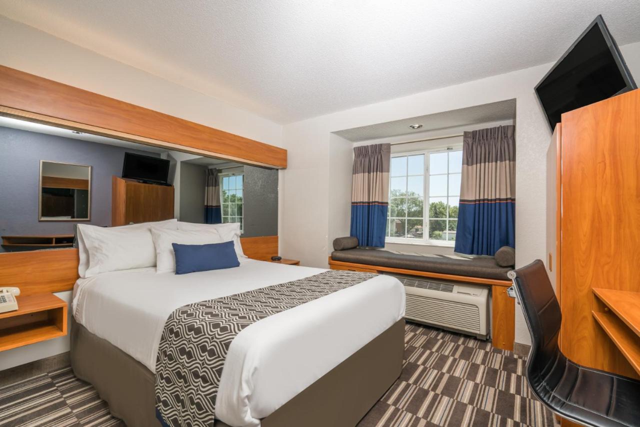 Queen Room - Disability Access/Non-Smoking at Microtel Inn & Suites by Wyndham Springfield