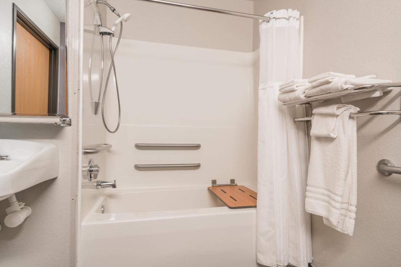 Queen Room - Disability Access/Non-Smoking at Microtel Inn & Suites by Wyndham Springfield