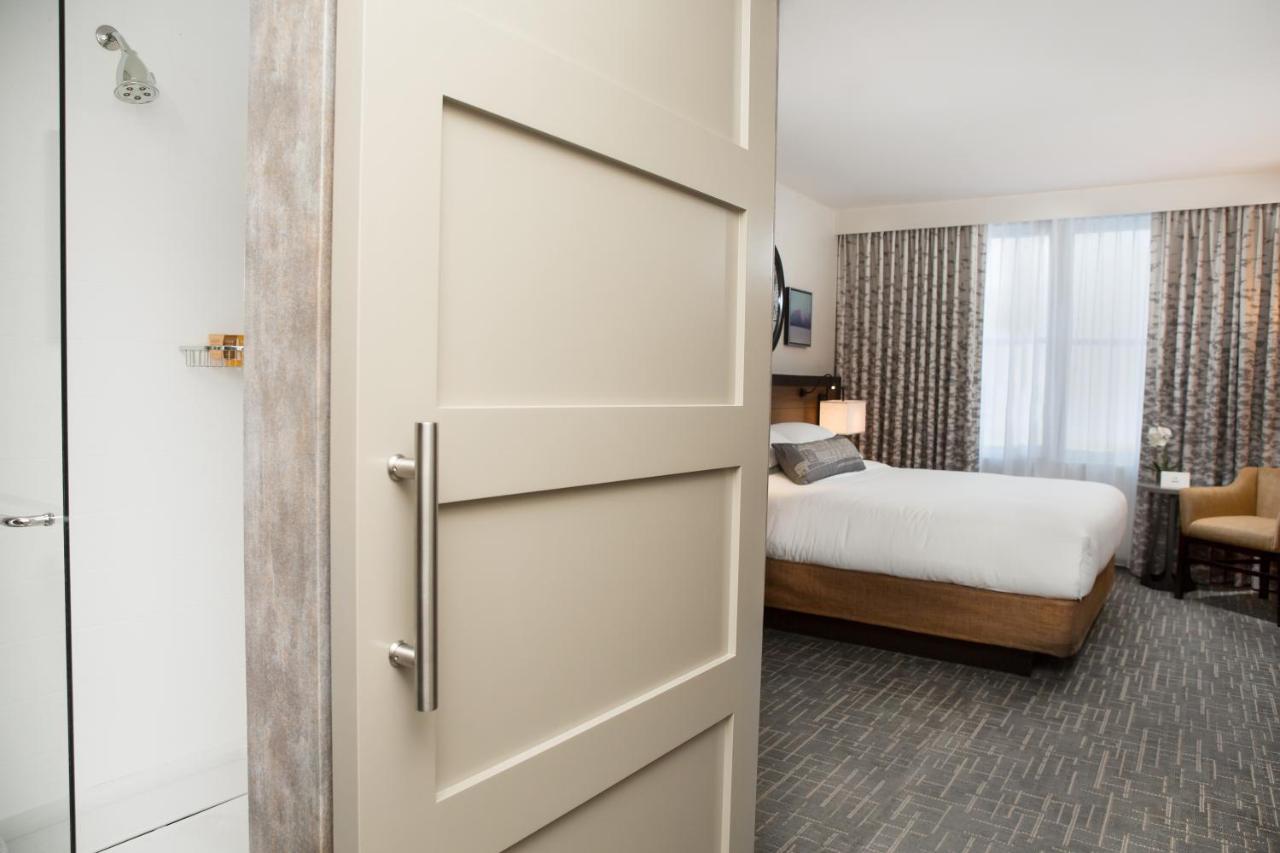 Deluxe King Room at Hotel Madison & Shenandoah Conference Ctr