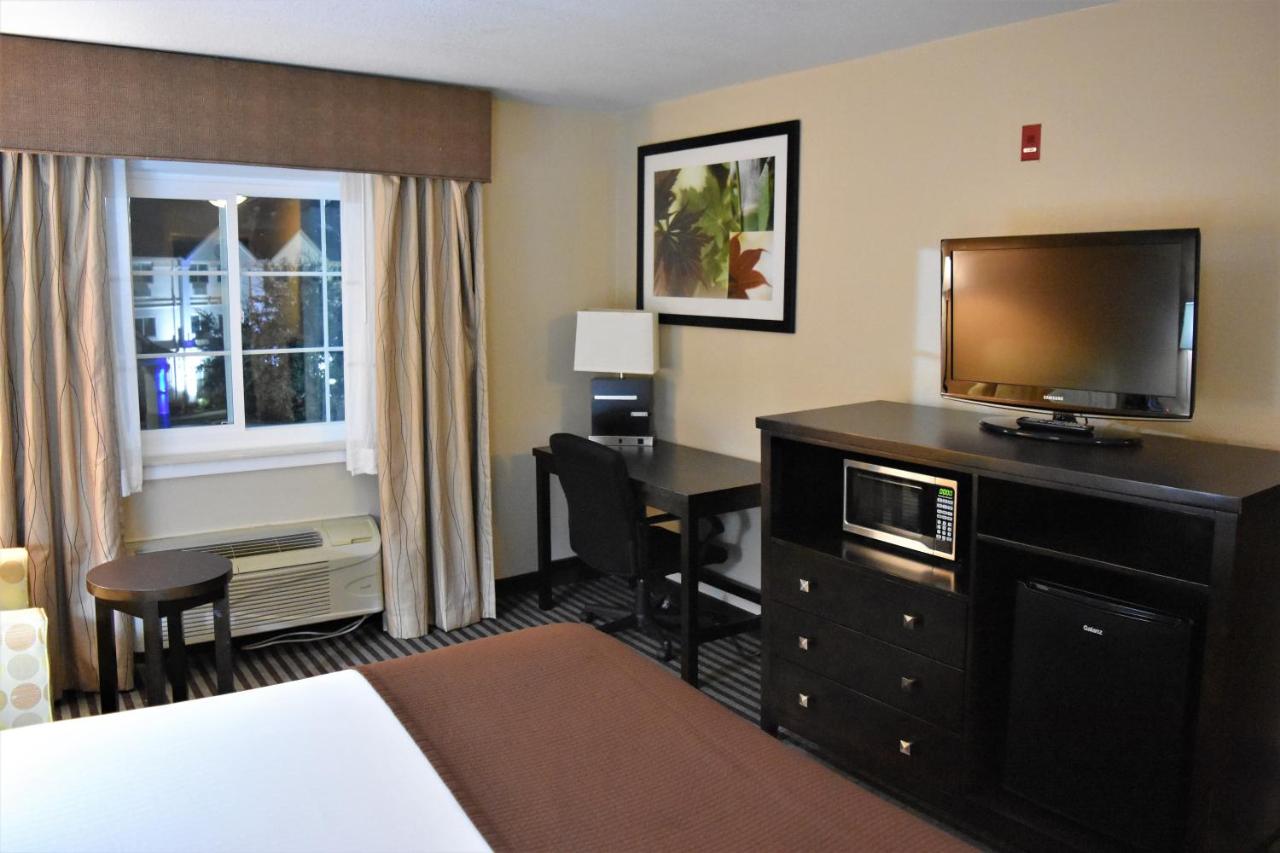 King Room- Non-Smoking at Baymont by Wyndham Dallas/ Love Field