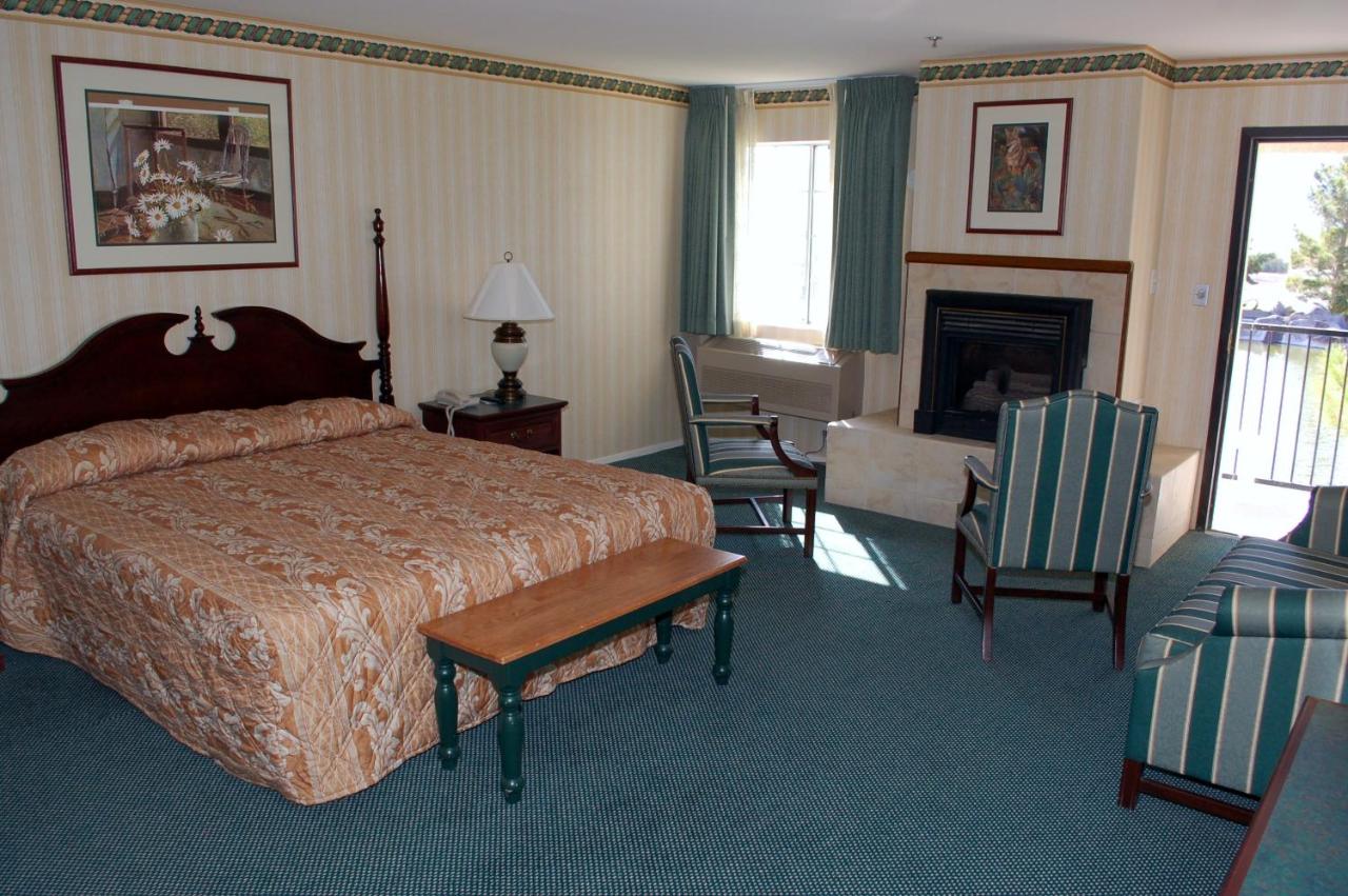 King Suite with Lake View at Longstreet Inn & Casino