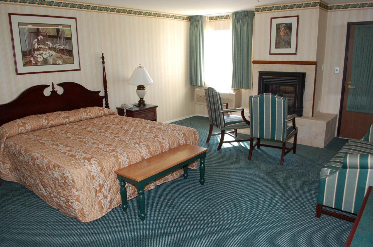Queen Room with Two Queen Beds at Longstreet Inn & Casino