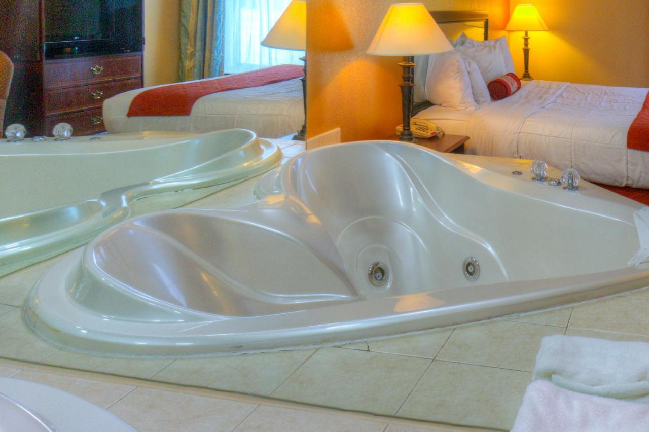 King Suite with Spa Bath - Non-Smoking at Hotel M Mount Pocono