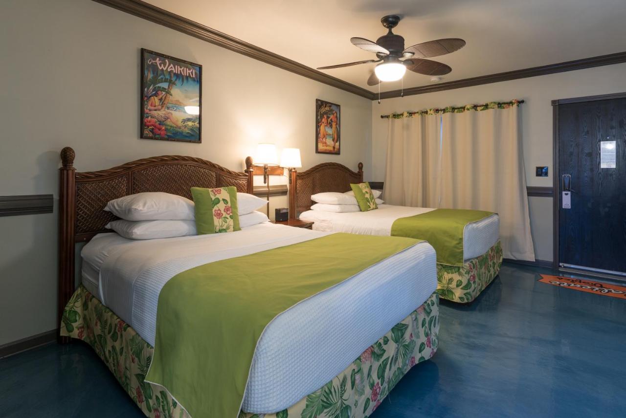 Queen Parlor Suite with Two Queen Beds at Caliente Tropics Hotel