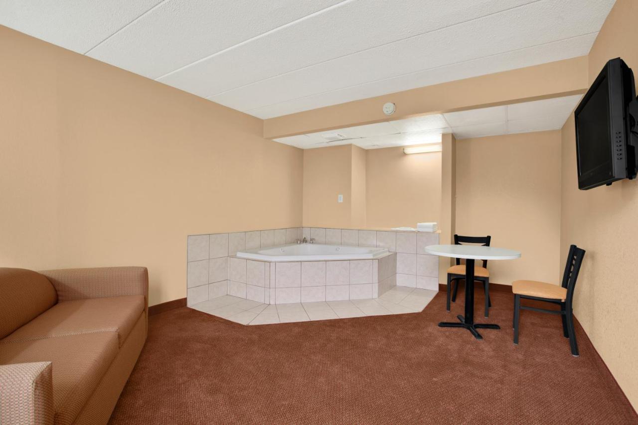 One-Bedroom Suite With Two Double Beds - Smoking at Days Inn by Wyndham Hagerstown I-70