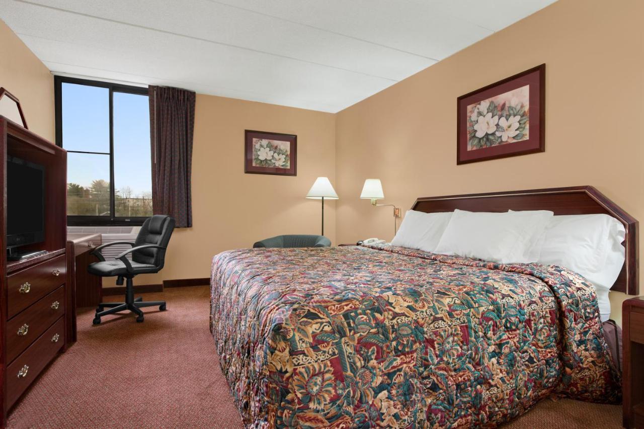 King Room - Non-Smoking at Days Inn by Wyndham Hagerstown I-70