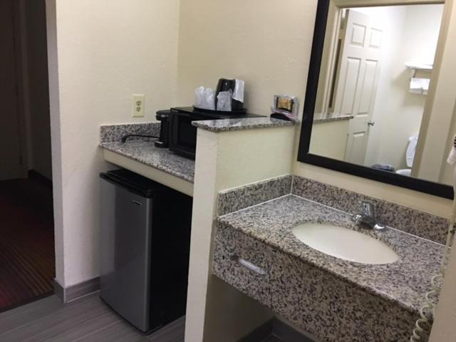 Deluxe King Suite at Red Roof Inn & Suites Clinton, MS