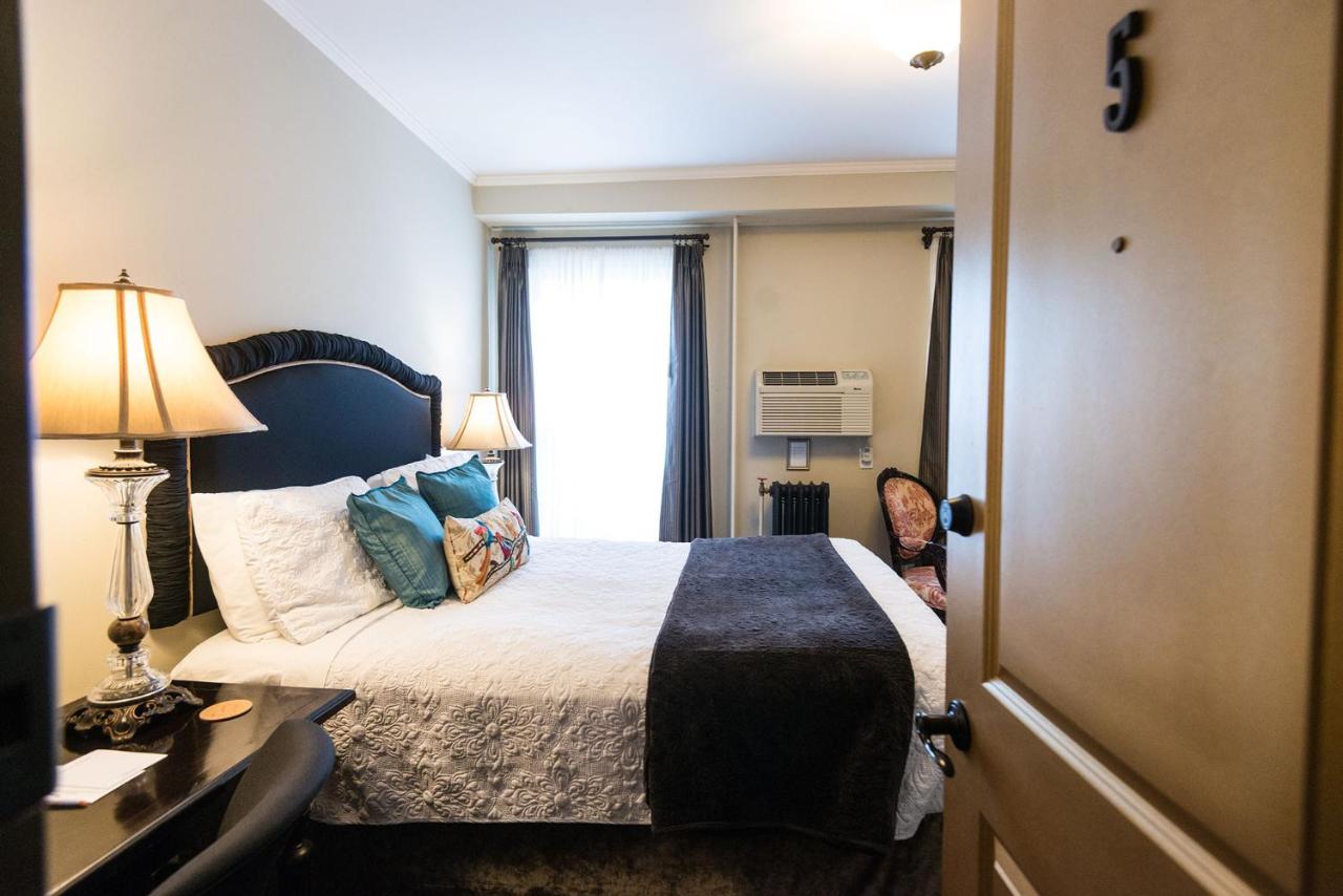 Deluxe Queen Room at Camas Boutique Hotel