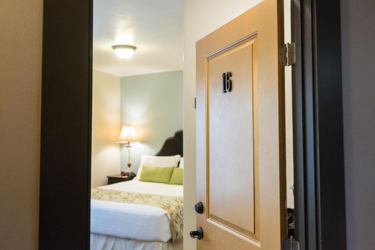Deluxe Queen Suite at Camas Boutique Hotel