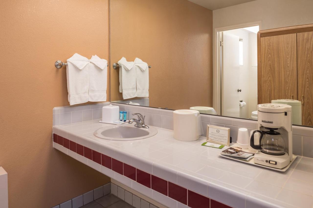 King Room at Laurel Inn Motel