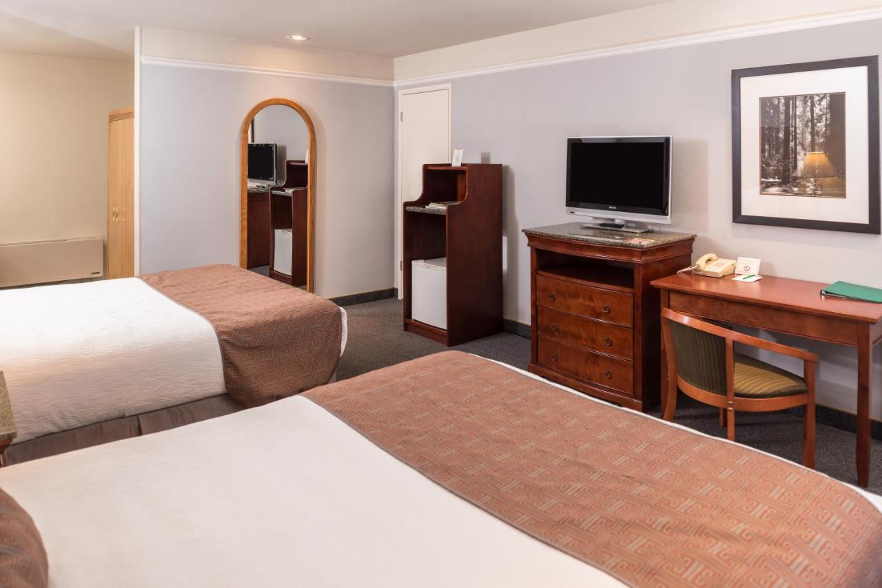 Queen Room with Two Queen Beds at Laurel Inn Motel