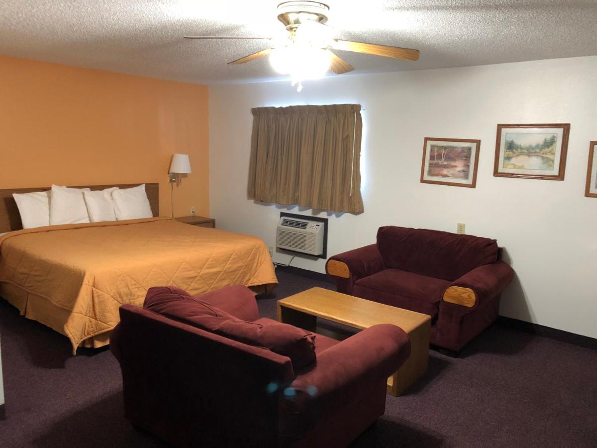 Deluxe King Room at Americas Best Value Inn & Suites Sidney