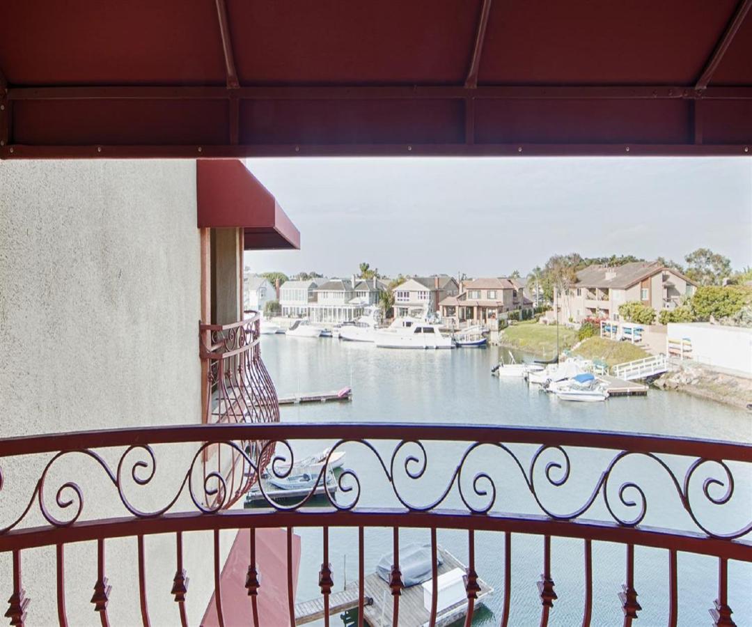 King Suite with Harbour View at Best Western Harbour Inn & Suites Huntington - Sunset Beach