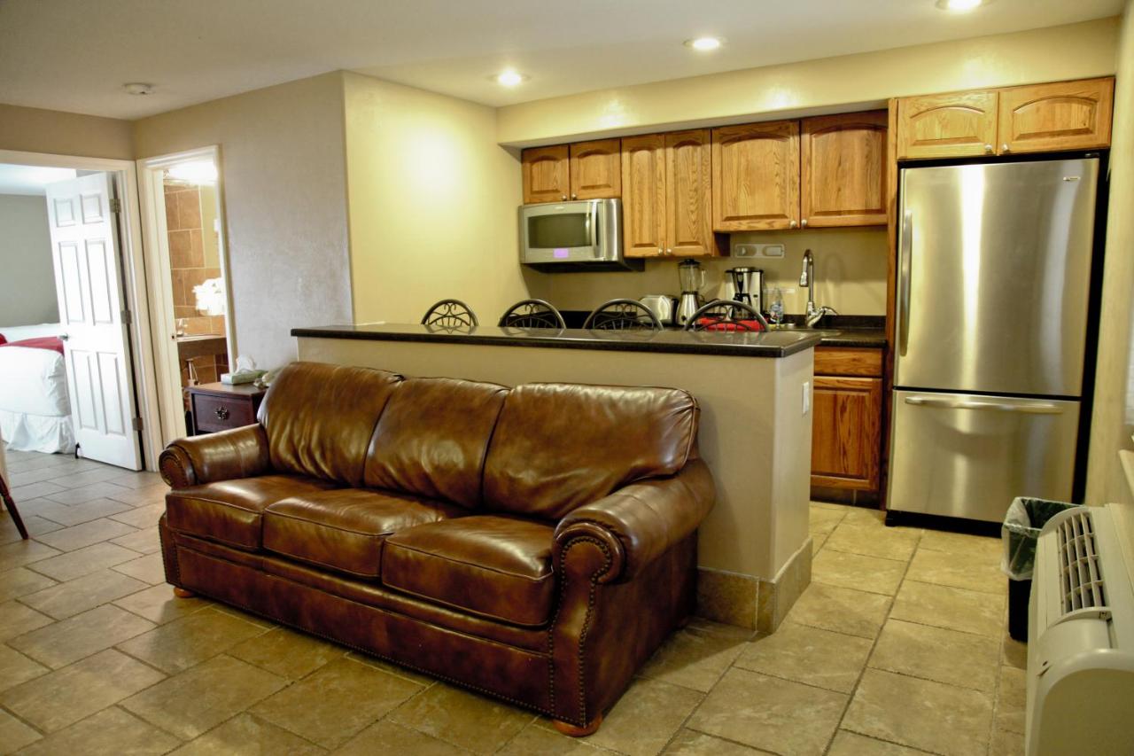 Deluxe Suite with Lake View at Lake Grassy Inn & Suites