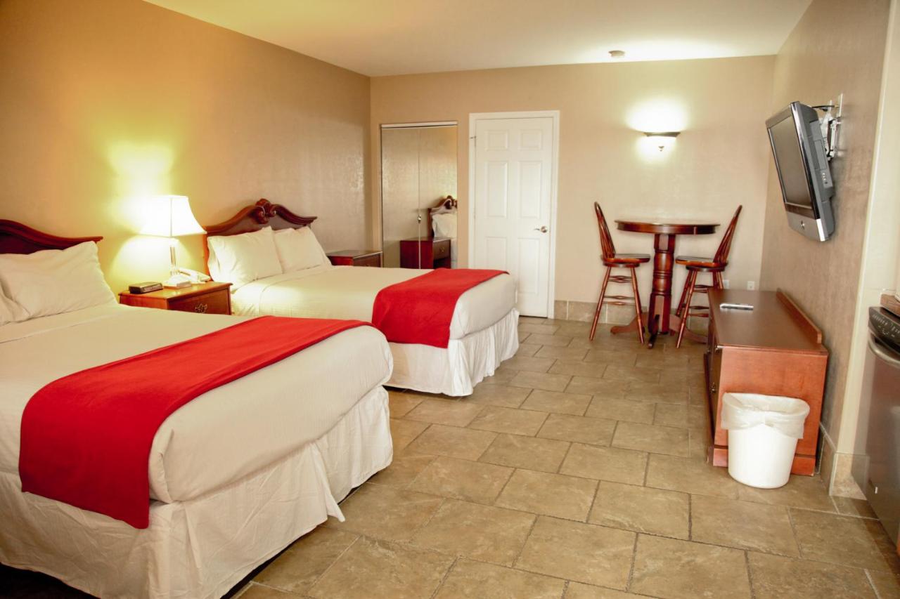 Deluxe Suite with Lake View at Lake Grassy Inn & Suites