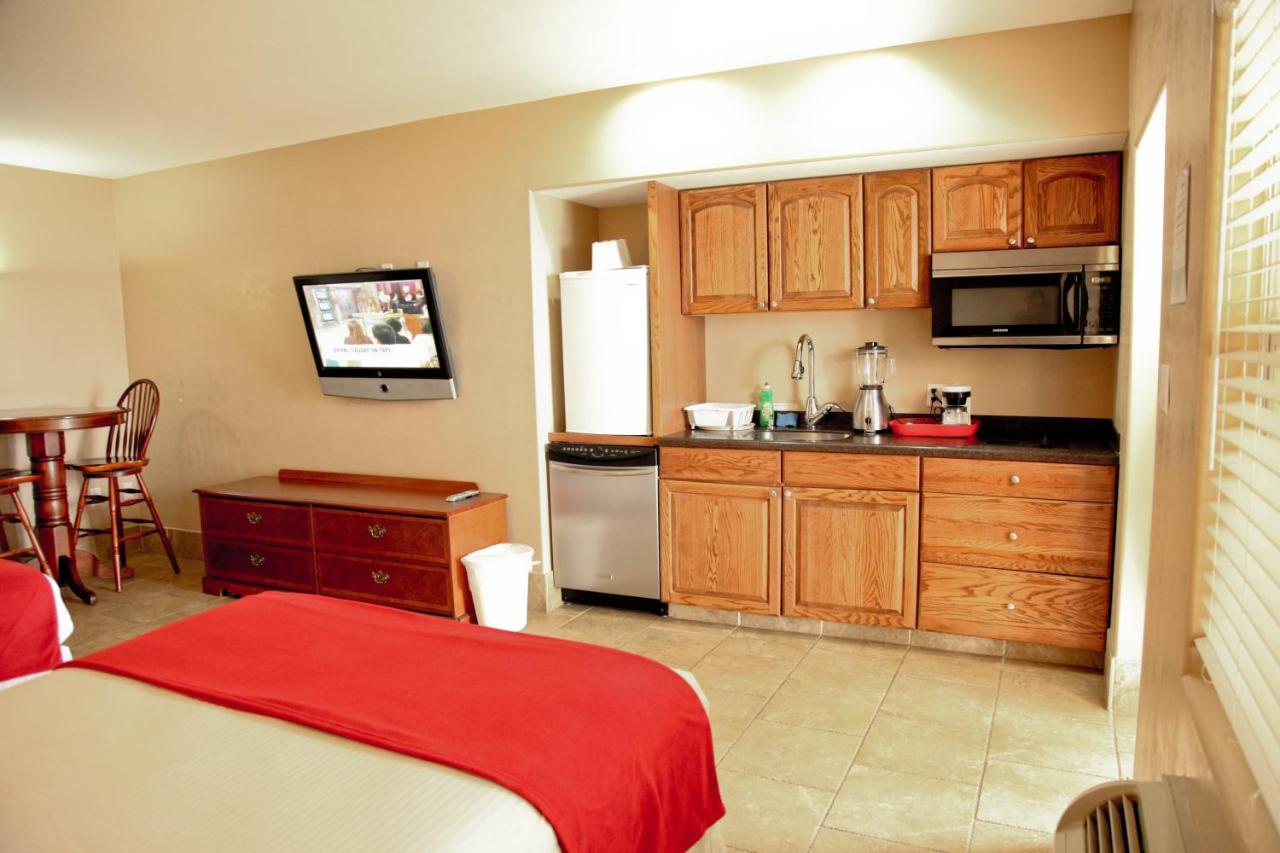 Double Suite with Lake View at Lake Grassy Inn & Suites