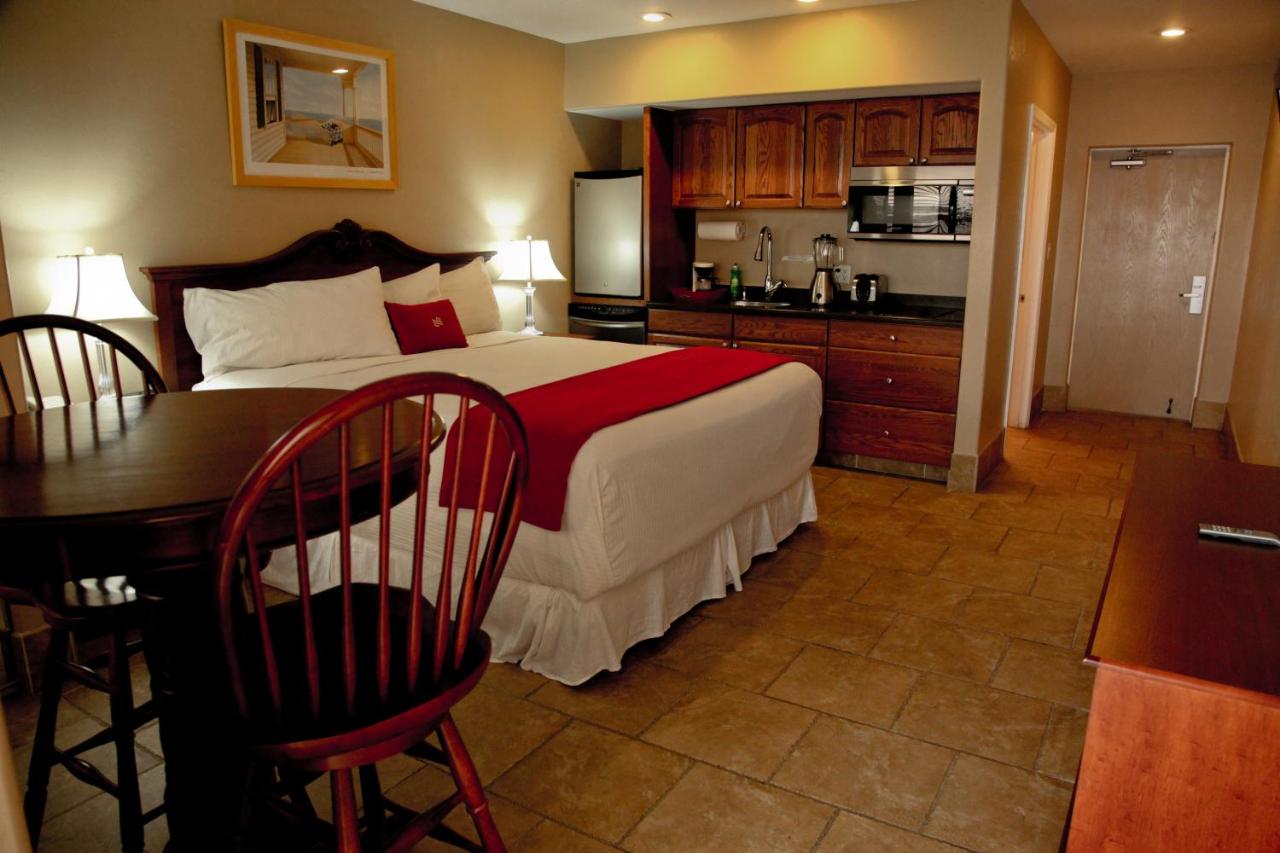 King Suite with Lake View at Lake Grassy Inn & Suites