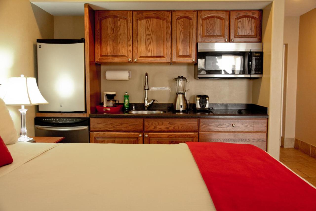 King Suite with Lake View at Lake Grassy Inn & Suites