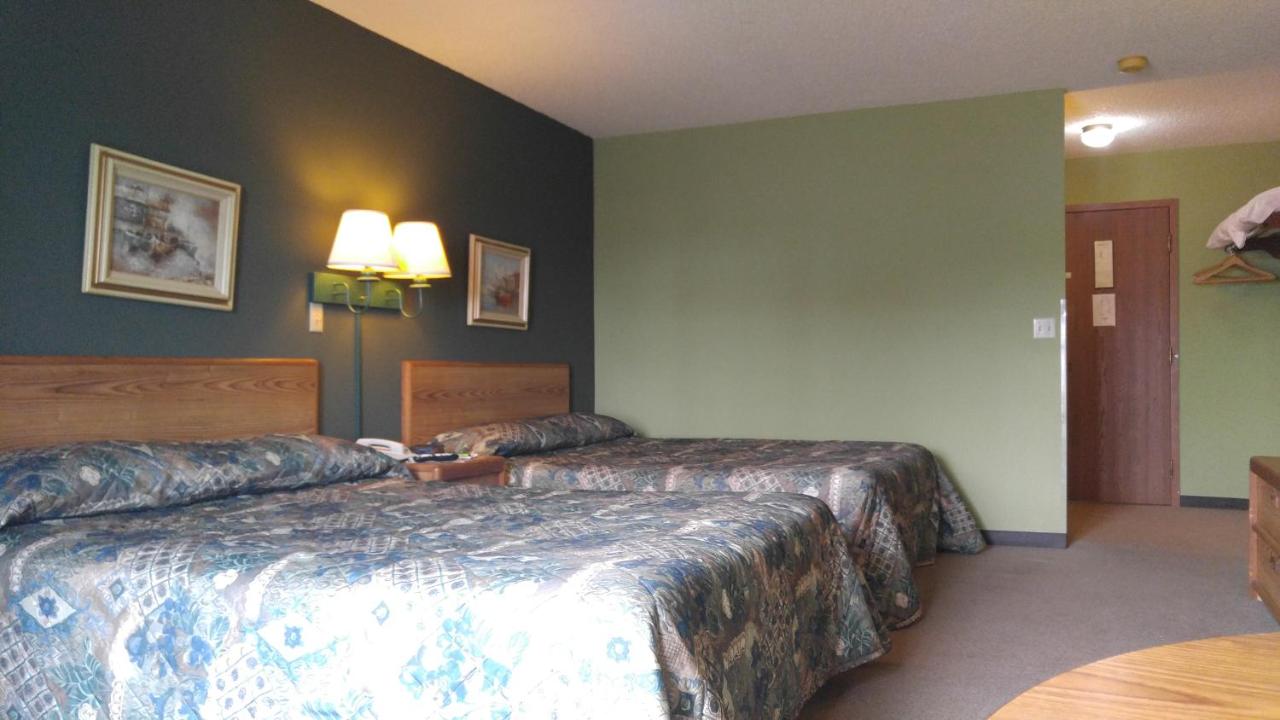 Deluxe Double Queen Room with Harbor View at Harbor Lights Lodge